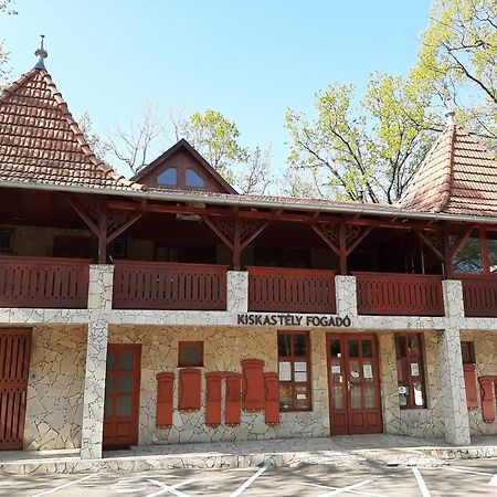 Kiskastely Fogado-Etterem Hotel Fuzesgyarmat Bagian luar foto