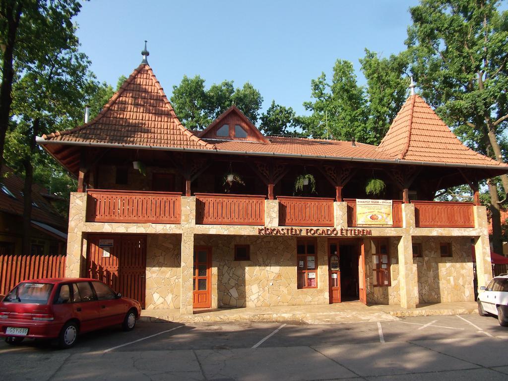 Kiskastely Fogado-Etterem Hotel Fuzesgyarmat Bagian luar foto