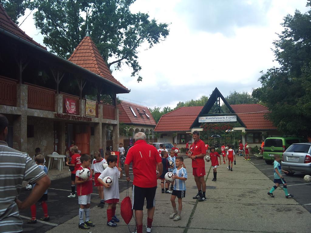 Kiskastely Fogado-Etterem Hotel Fuzesgyarmat Bagian luar foto