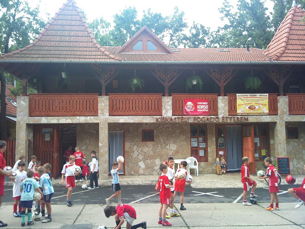 Kiskastely Fogado-Etterem Hotel Fuzesgyarmat Bagian luar foto